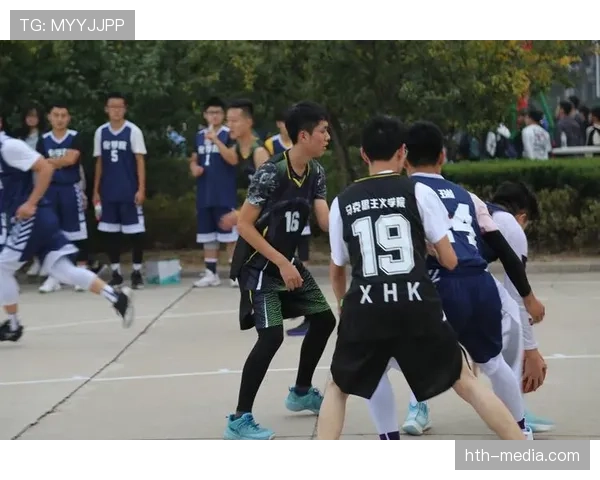 孙兴慜军礼致敬彰显团结，韩国队国际赛场展现凝聚力